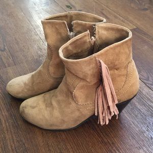 7.5 Hokus Pokus Sand Desert Fringe Heel Bootie